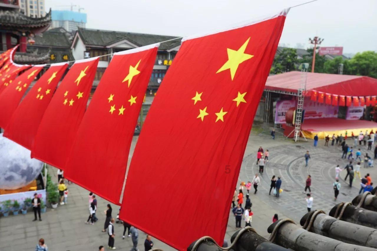 为什么有些中老年女人，明明衣服很贵，穿着却十分土气？关键在这