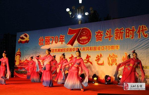 男孩身患残疾行动不便 同学们做其“双腿”相伴九年求学路